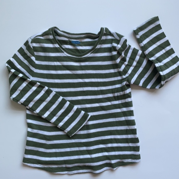 Cute outfit good for a comfy day/play! - Picture 4 of 5